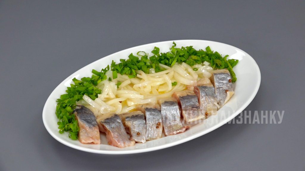 Малосольная селедка в масле